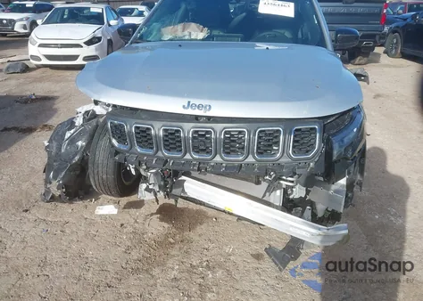 2025 Jeep Compass Latitude 4X4 z USA, uszkodzony, nr VIN 3C4NJDBN3ST529662